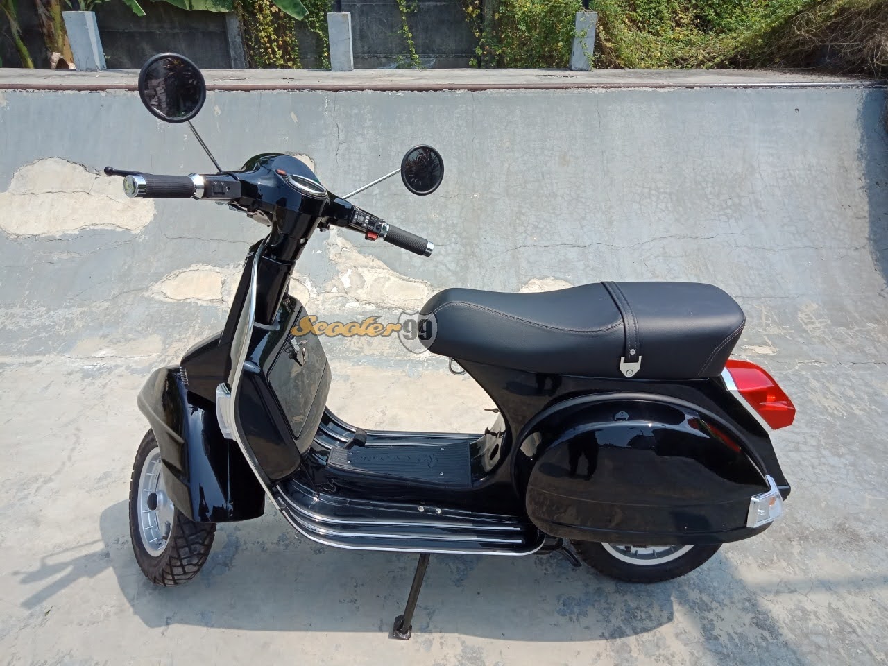 Vespa PX 150cc Black – side profile